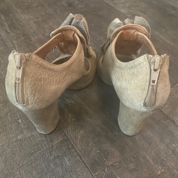 Ruffled shoes - Picture 2 of 3